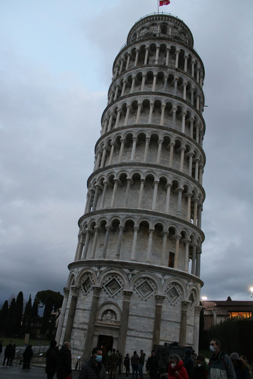 A well known shot of the leaning tower of pisa.