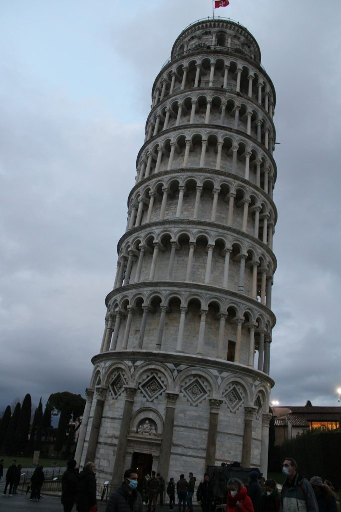 A well known shot of the leaning tower of pisa.
